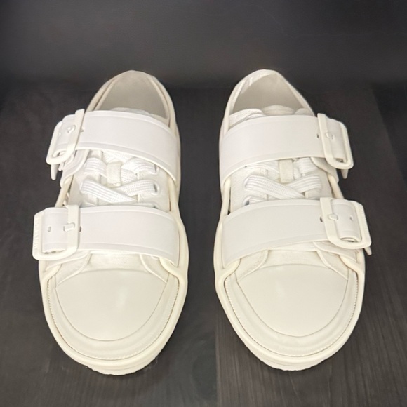 BURBERRY
White Canvas Sneakers
NWT | EU 35 - Picture 6 of 16